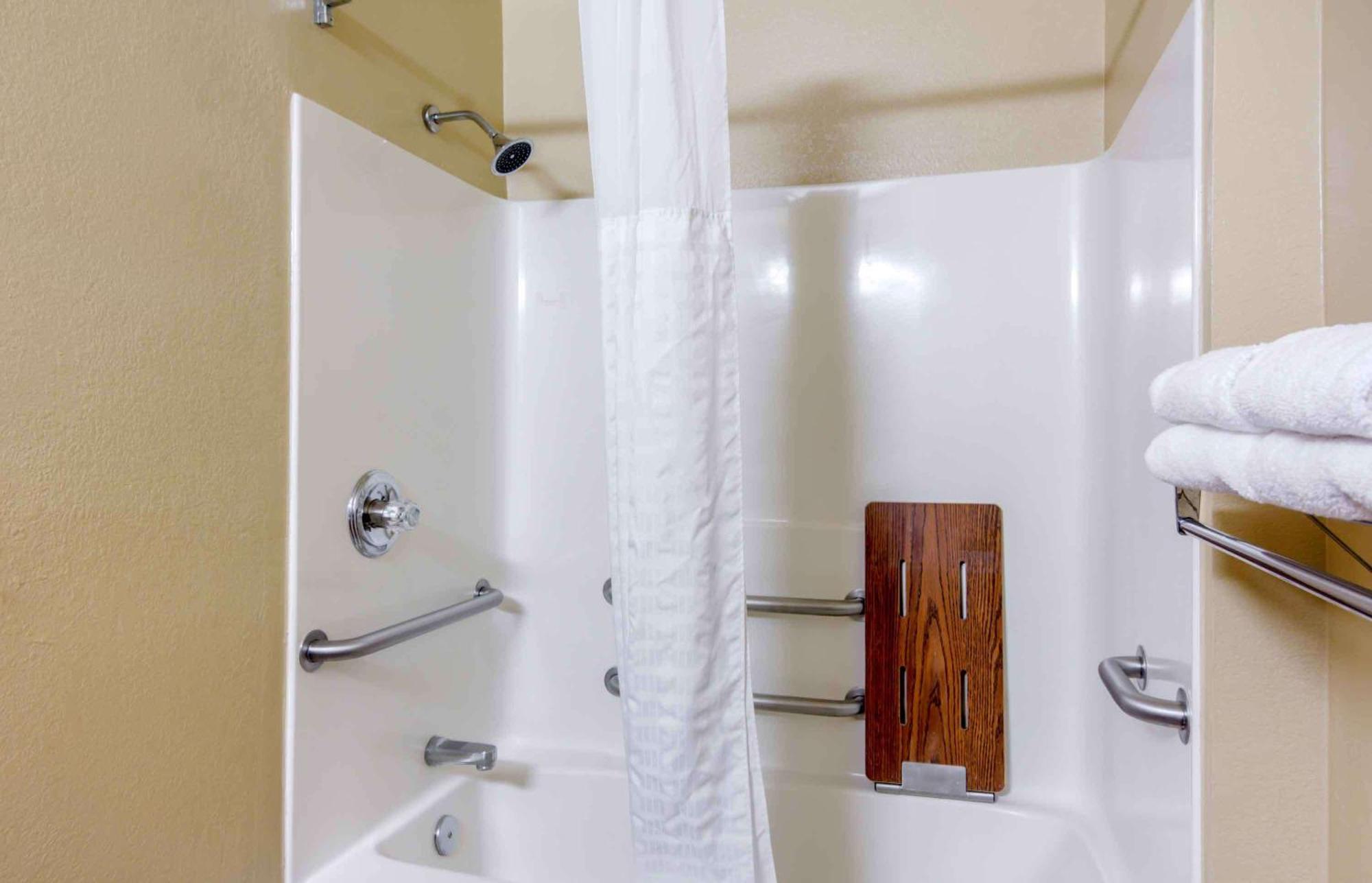 Extended America - - W Broad Street - Glenside - North 2* Dumbarton