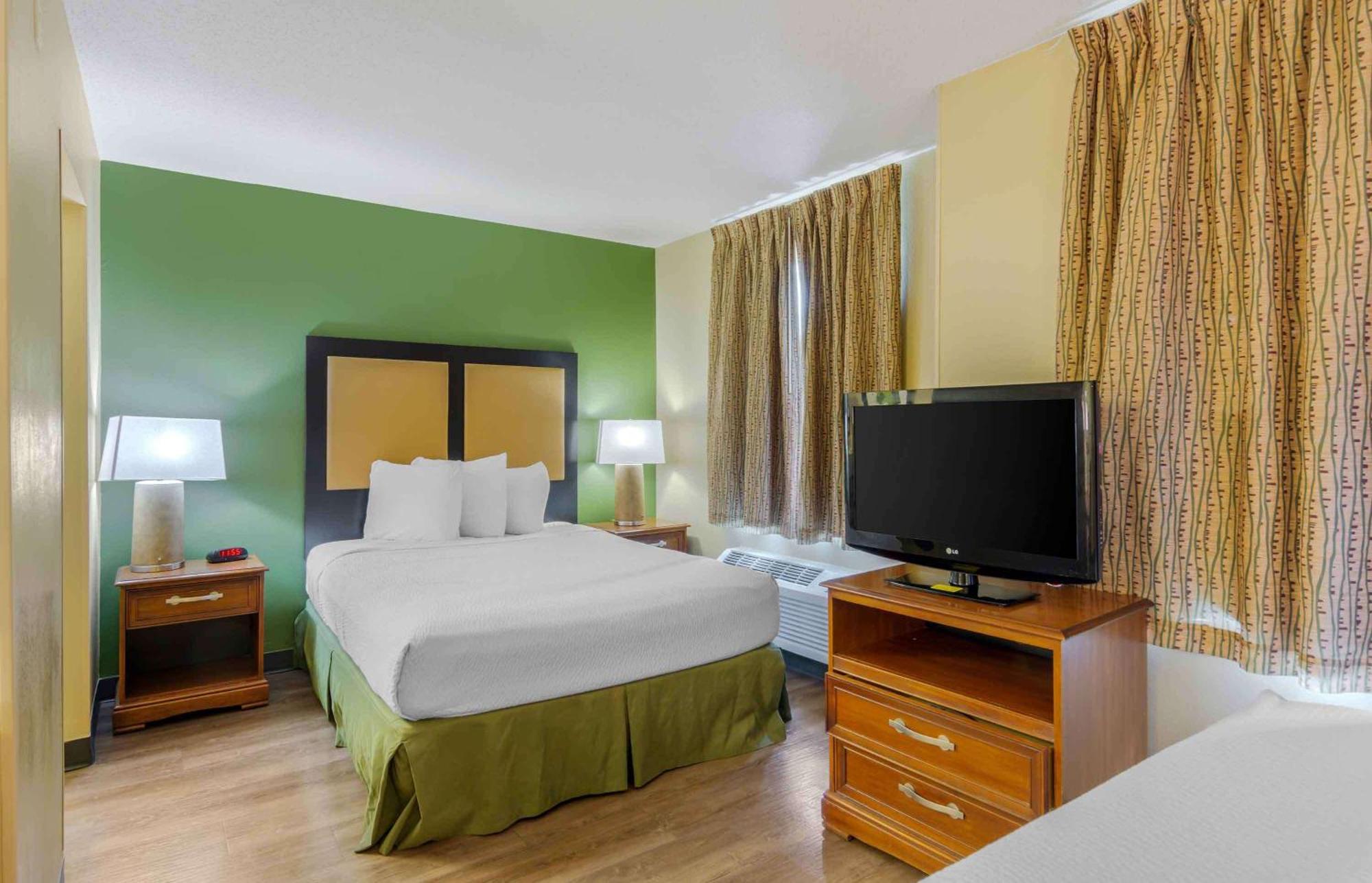 Extended America - - W Broad Street - Glenside - North Hotel