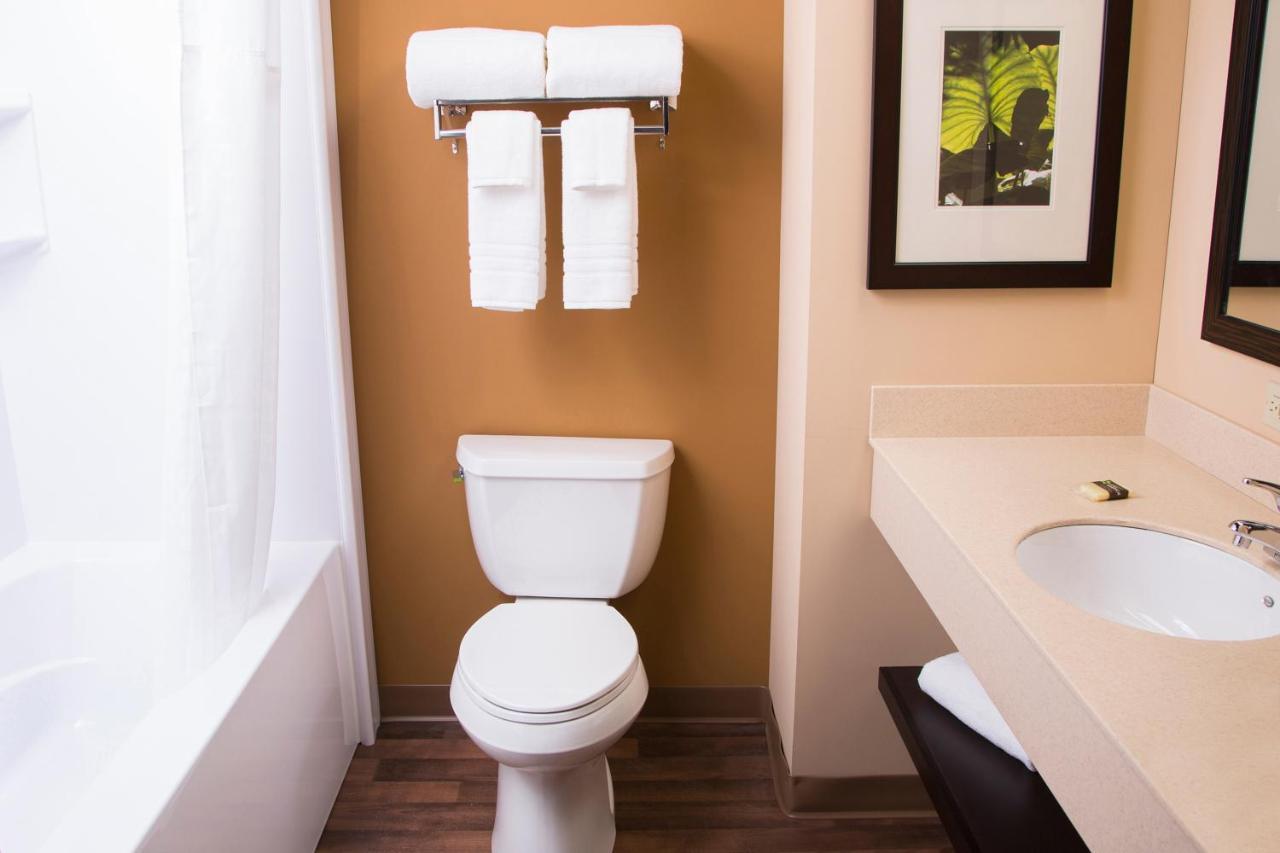 Extended America - - W Broad Street - Glenside - North 2* Dumbarton
