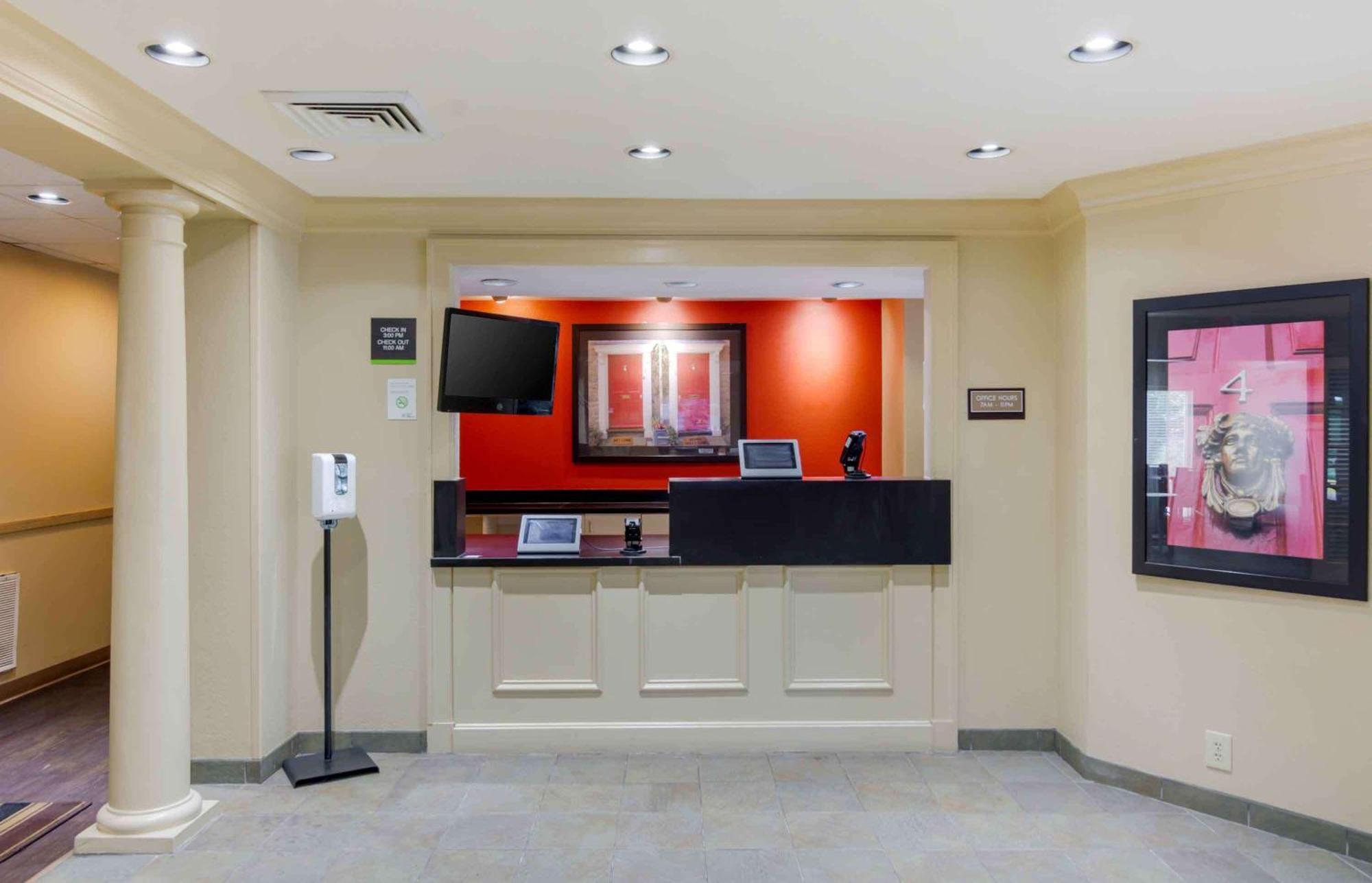 Extended America - - W Broad Street - Glenside - North 2* Dumbarton