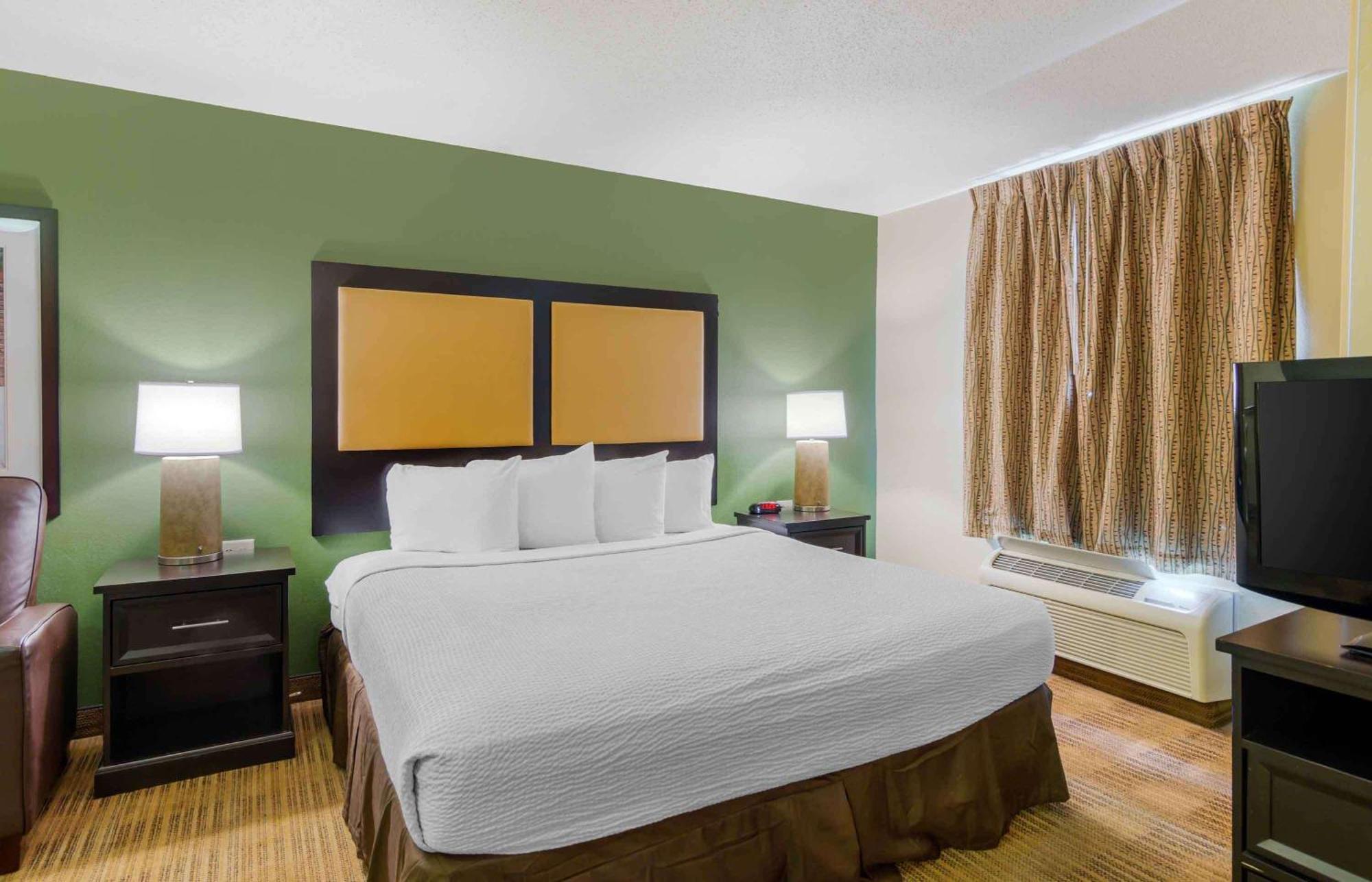 Extended America - - W Broad Street - Glenside - North Hotel Dumbarton