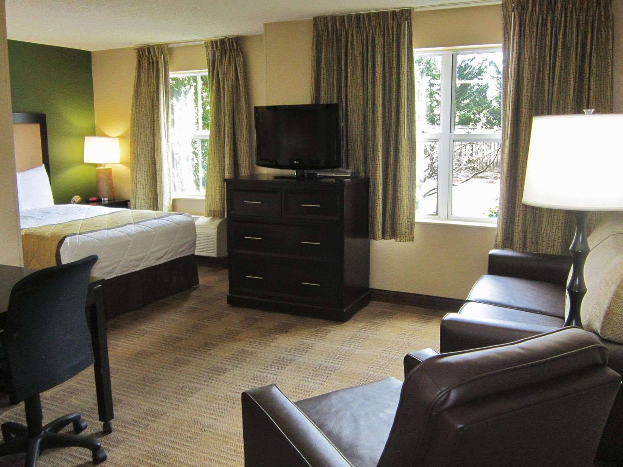 Extended America - - W Broad Street - Glenside - North Dumbarton