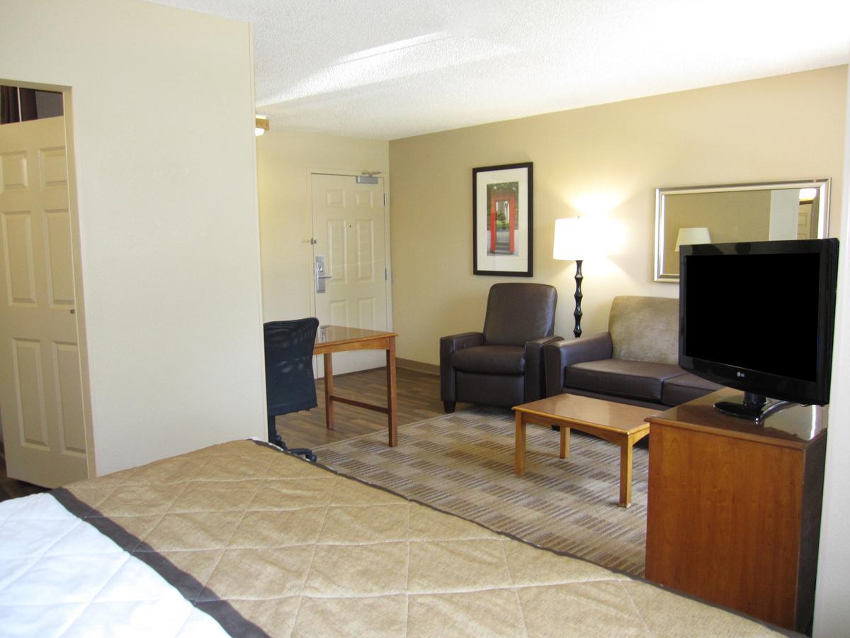 Extended America - - W Broad Street - Glenside - North Dumbarton