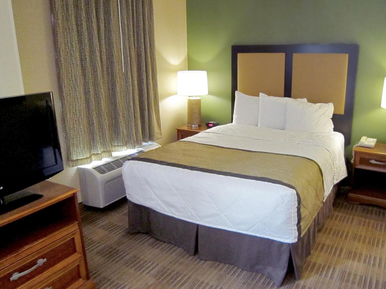 Extended America - - W Broad Street - Glenside - North Dumbarton